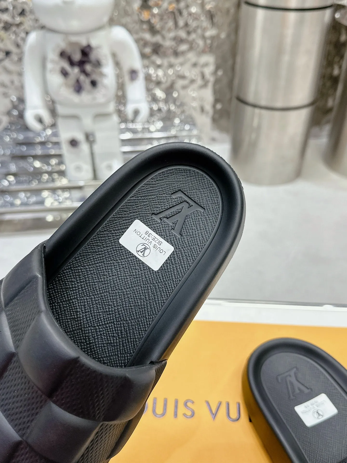 [L Home] P: 280💰 ▪️Shoe size: Women's 35-40 Men's 38-46▪️Packaging: Counter top quality~original packaging 𝟐𝟎𝟐5 Louis Vuitton counter's new embossed slippers, lv monogram embossed slippers, Waterfront sandals are back with a new look, and the upper buckle is embossed with lv's iconic Monogram pattern. Made of waterproof rubber with a comfortable and resilient insole. The lightweight, flexible outsole is embossed with the Louis Vuitton logo. ▪️Fabric: Original molded rubber foam surface ▪️Technology: embossed logo ▪️Sole: Original molded rubber foam outsole ▪️Sole thickness: 3CM.